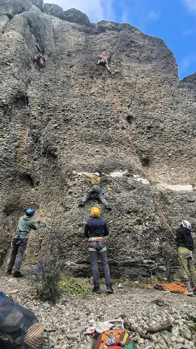 Grupo escalando una pared de roca en la Patagonia