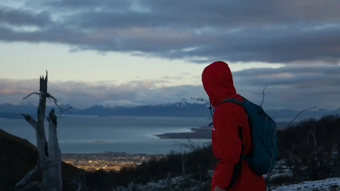 Excursionista observando Puerto Natales al atardecer