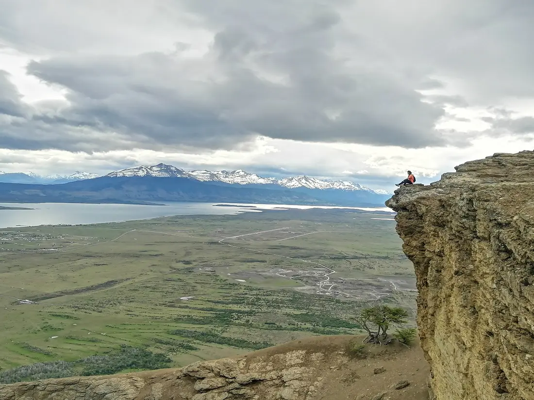 Mirador sobre un extenso valle patagónico