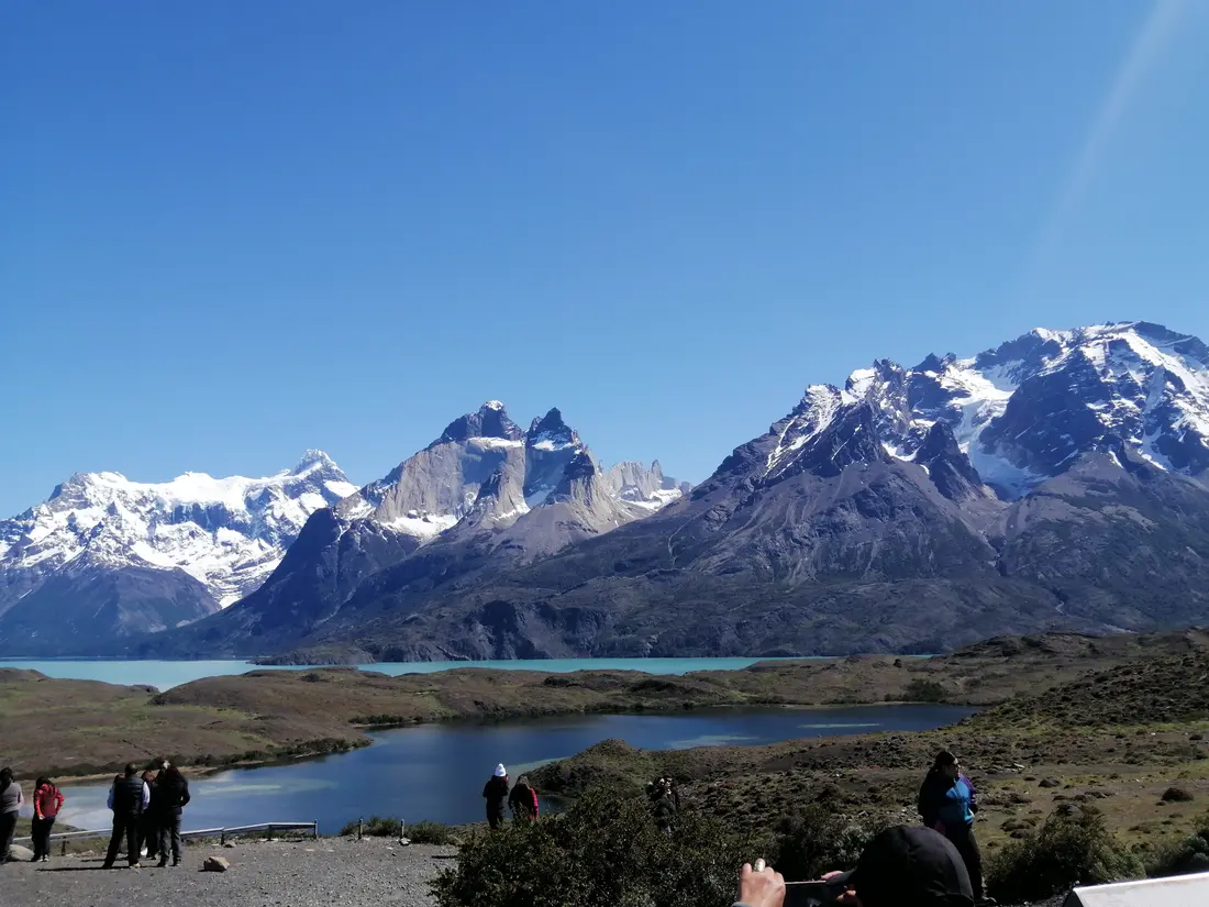 Cuernos del Paine sobre un lago turquesa