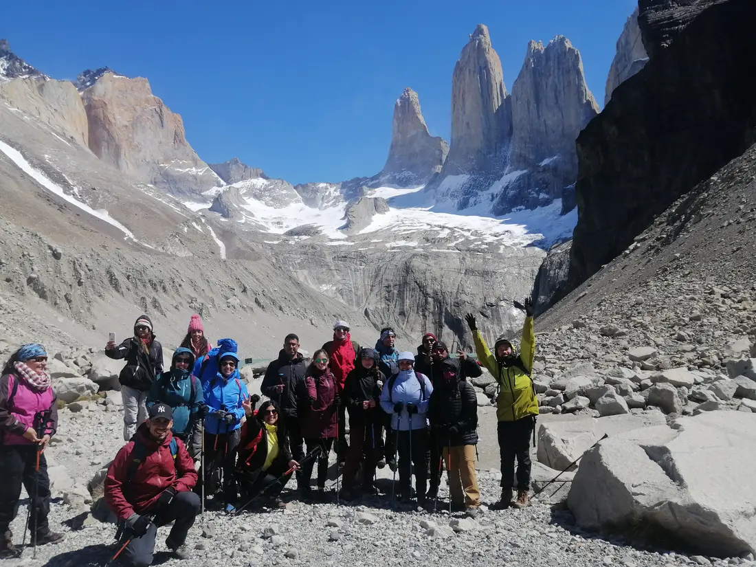 Grupo celebrando frente a las Torres del Paine