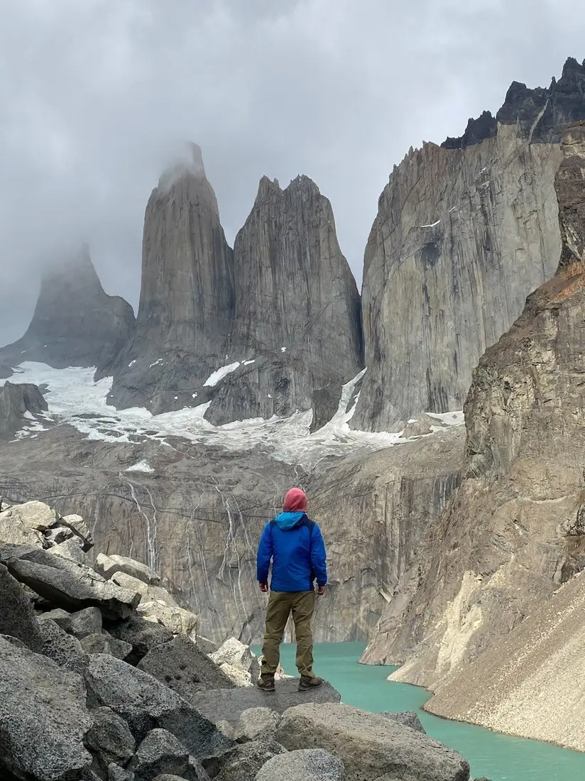 Las Torres del Paine asomando entre las nubes