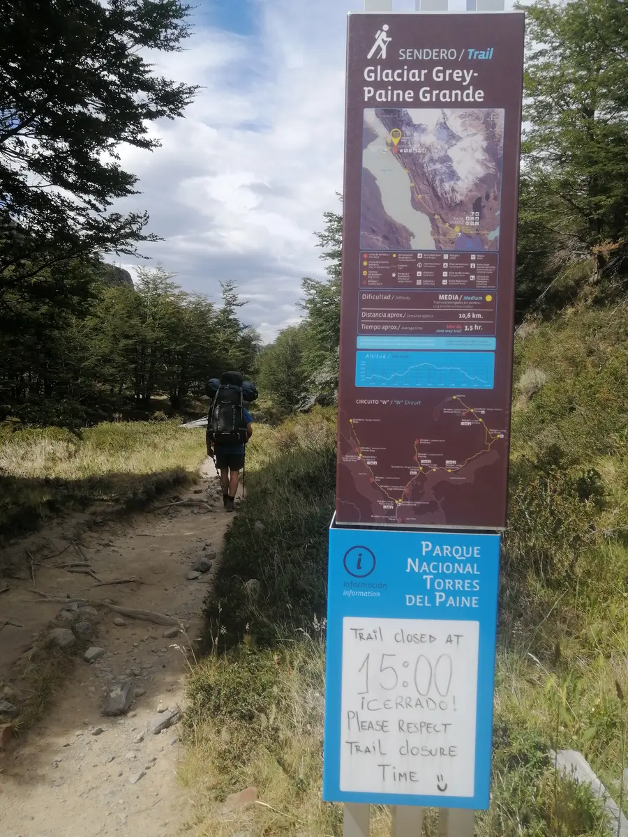 Señalética oficial del sendero al Glaciar Grey, Parque Nacional Torres del Paine